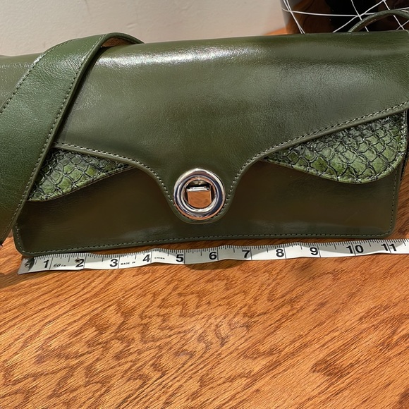 Green vegan leather shoulder purse unique hardware - Picture 15 of 16